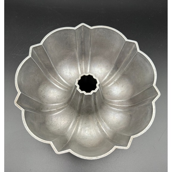 Nordic Ware Other - Nordic Ware Mini Bundt Pan Cake Heavy Cast Aluminum Vintage  9" x  3.5"